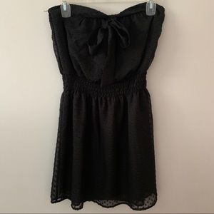 Eyeshadow sleeveless black dress